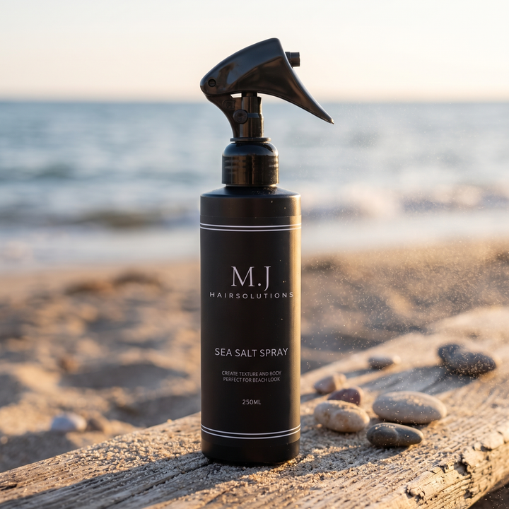 MJ Hairsolutions Sea Salt Spray 250 ml op drijfhout aan het strand